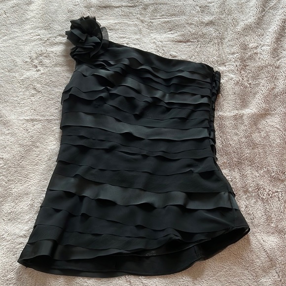 White House Black Market one-shoulder top. Black. Size 0. NWT. - Picture 3 of 5